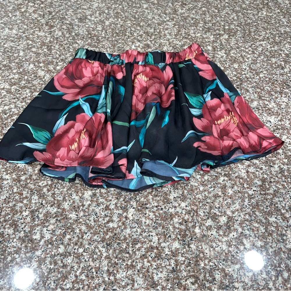 Show Me Your Mumu Shorts & Top Flower Hour Flowy Black Floral Print - Picture 2 of 6